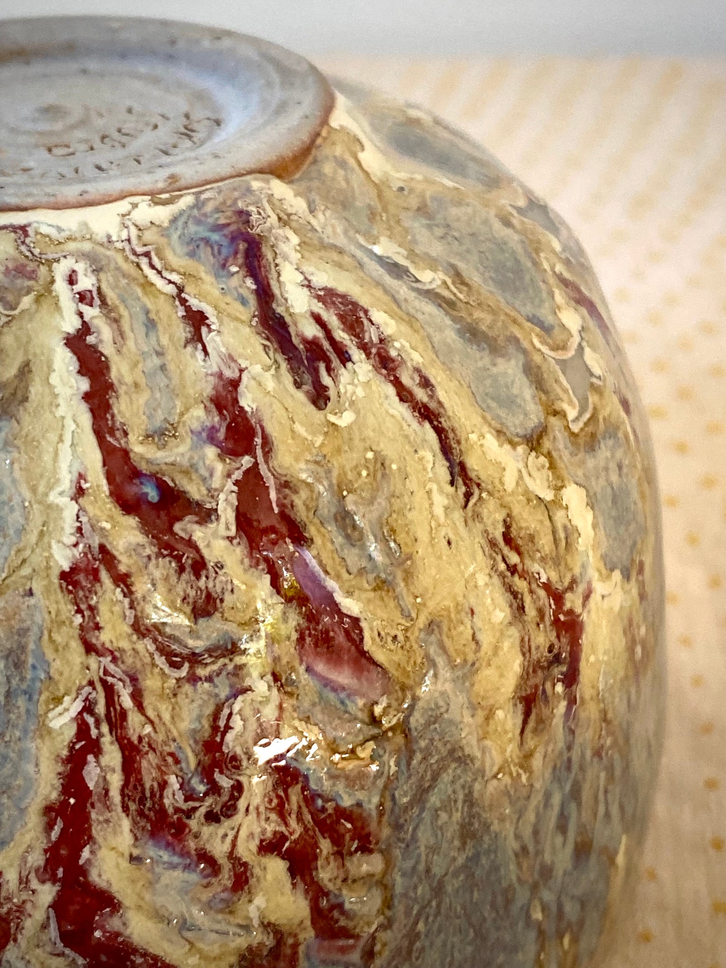Tumbler with red vertical stripes on inside