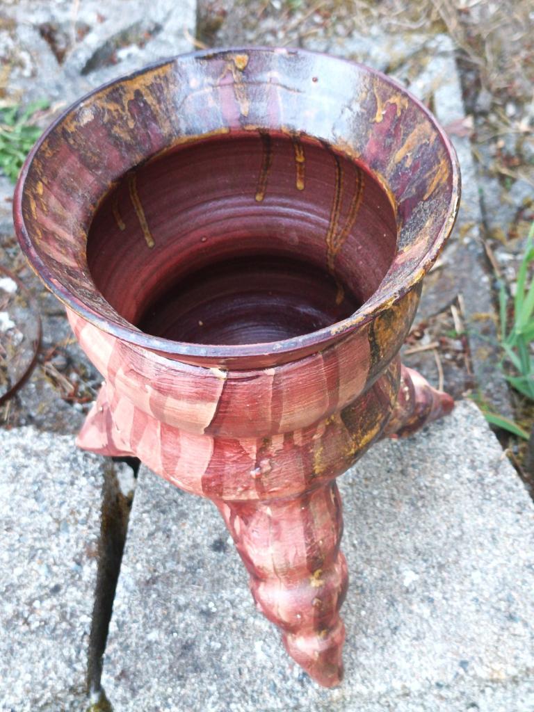 Tripod reddish pot