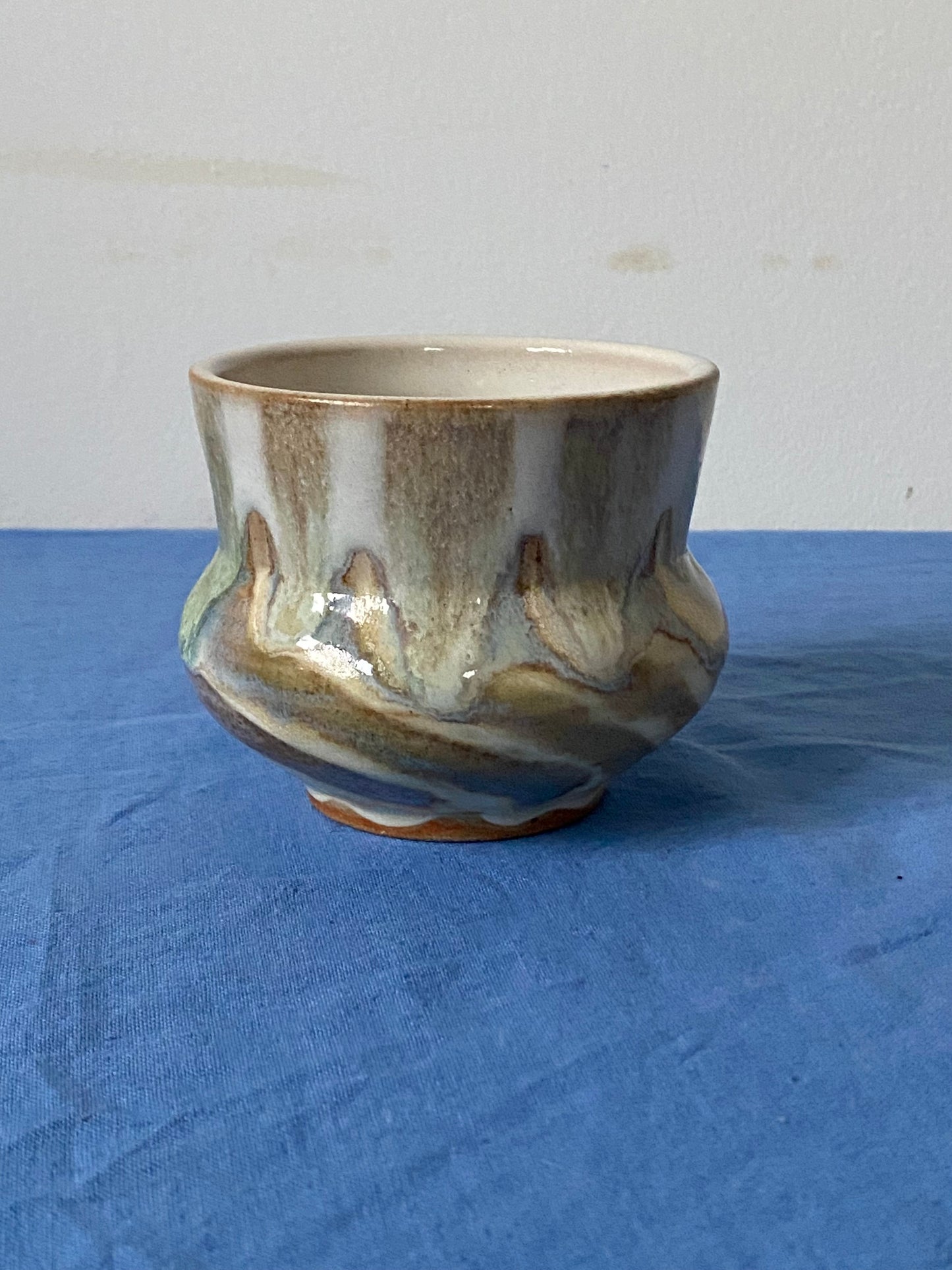 Tumbler with diagonal cream stripes