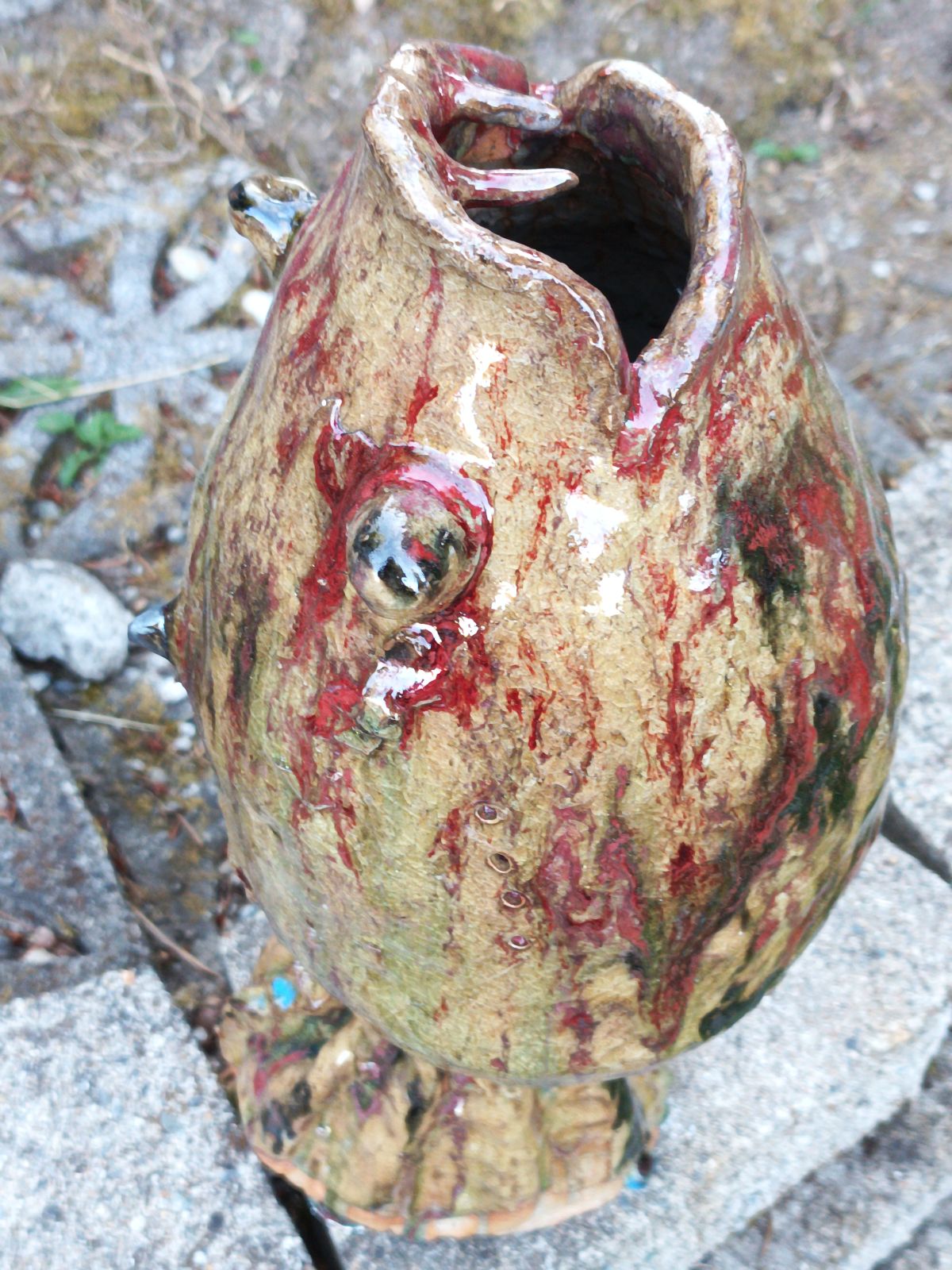 Red and green fish pot