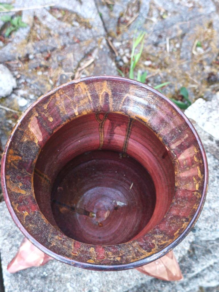 Tripod reddish pot