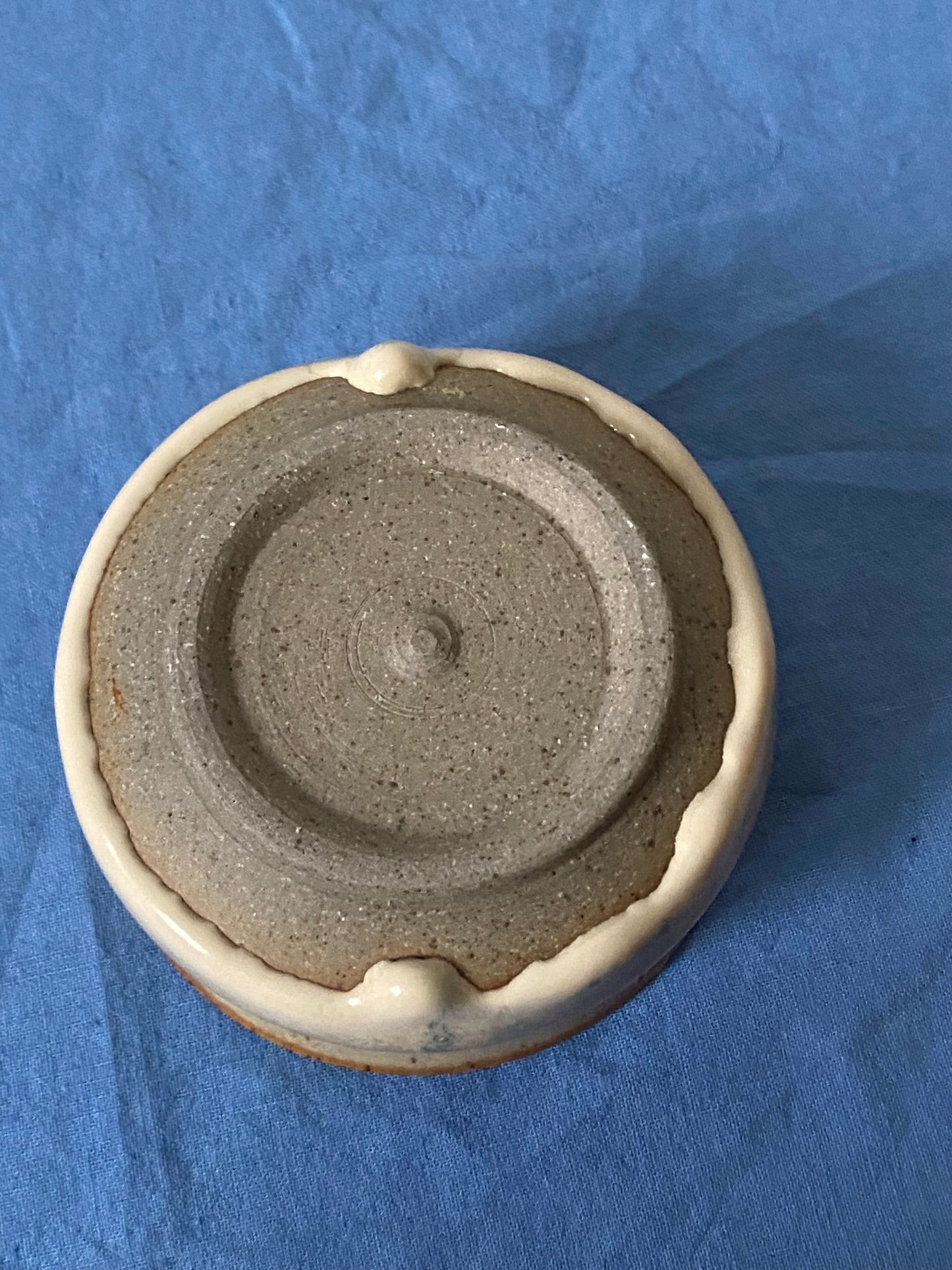 Small tea bowl with gray streaks