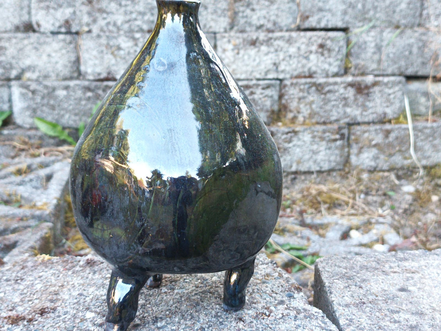 Dark green metallic tripod jug