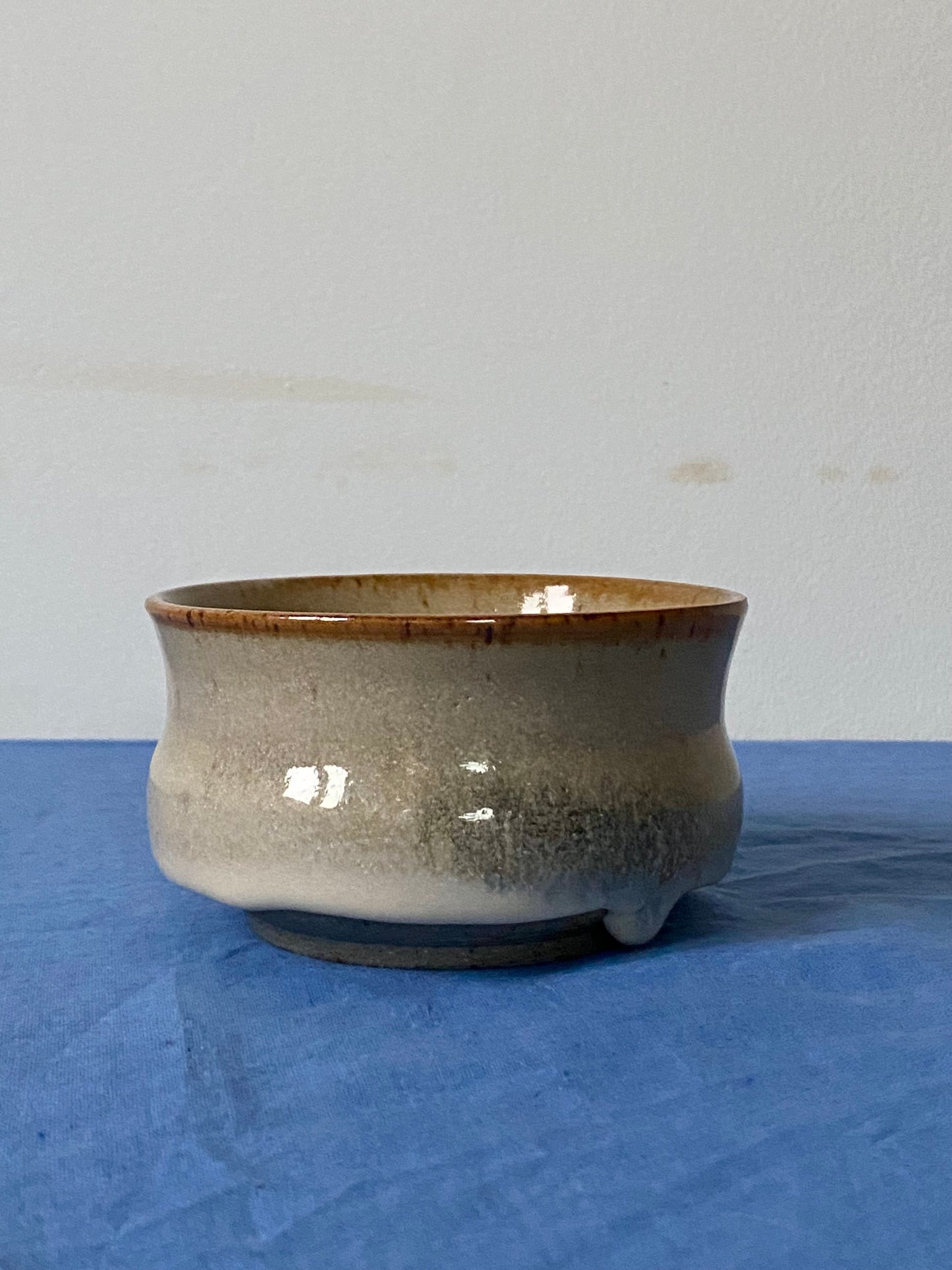 Small tea bowl with gray streaks