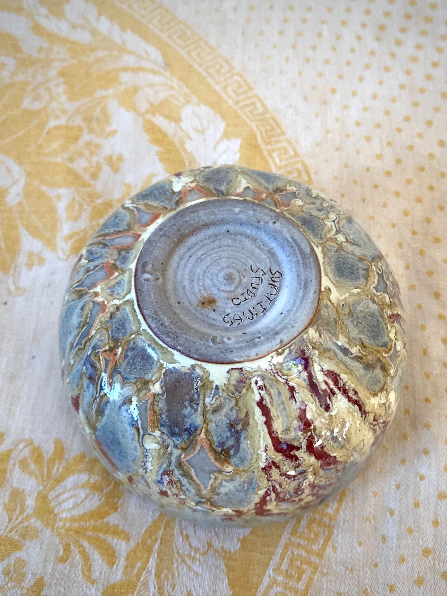 Tumbler with red vertical stripes on inside