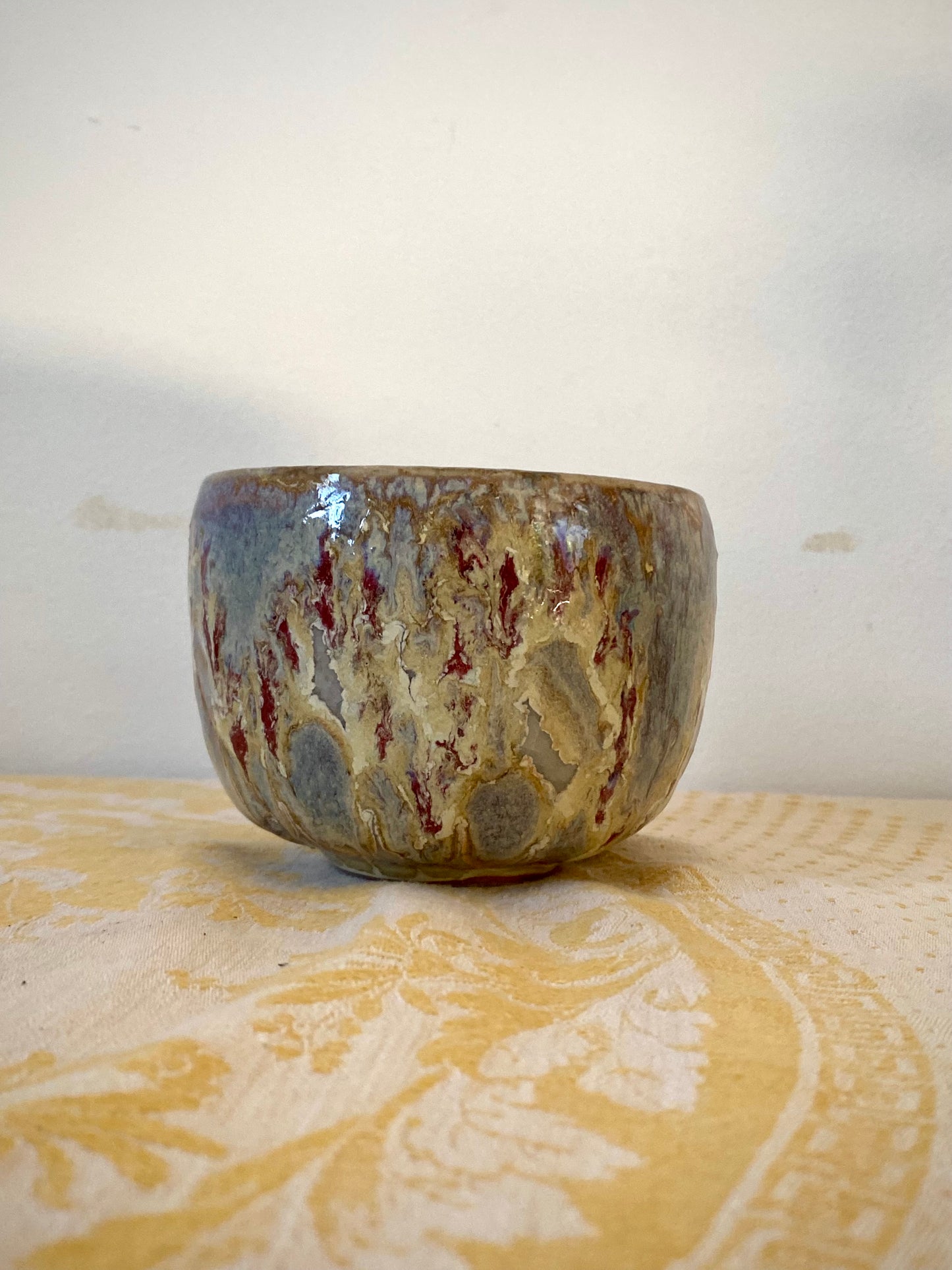 Tumbler with red vertical stripes on inside