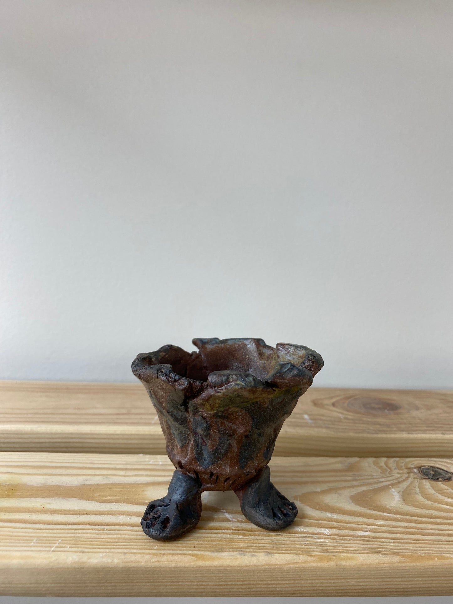 Litle candle stick with black feet