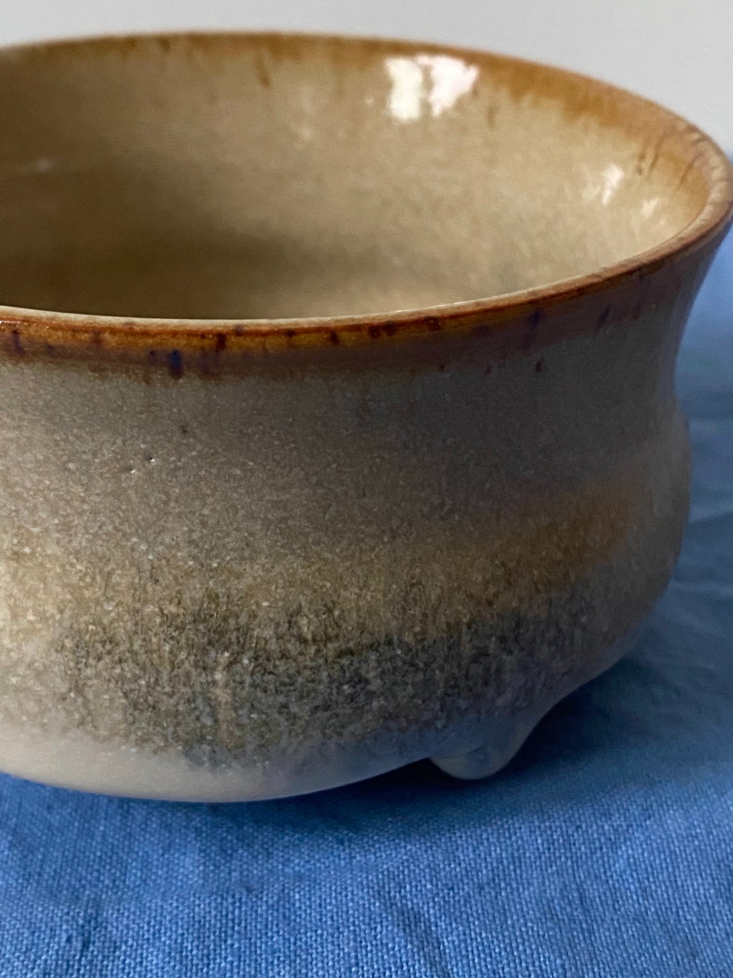 Small tea bowl with gray streaks