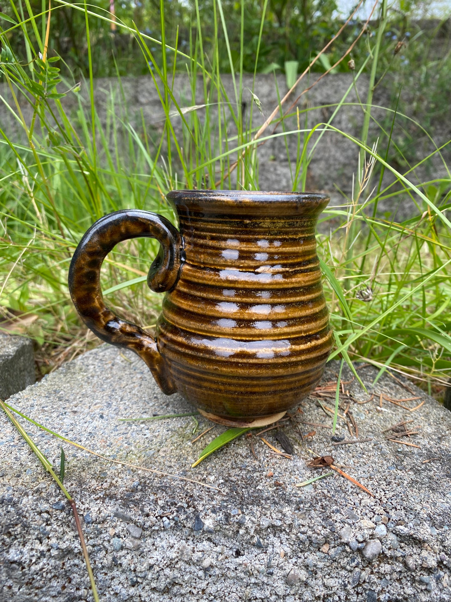 Bellied mug with amber glaze