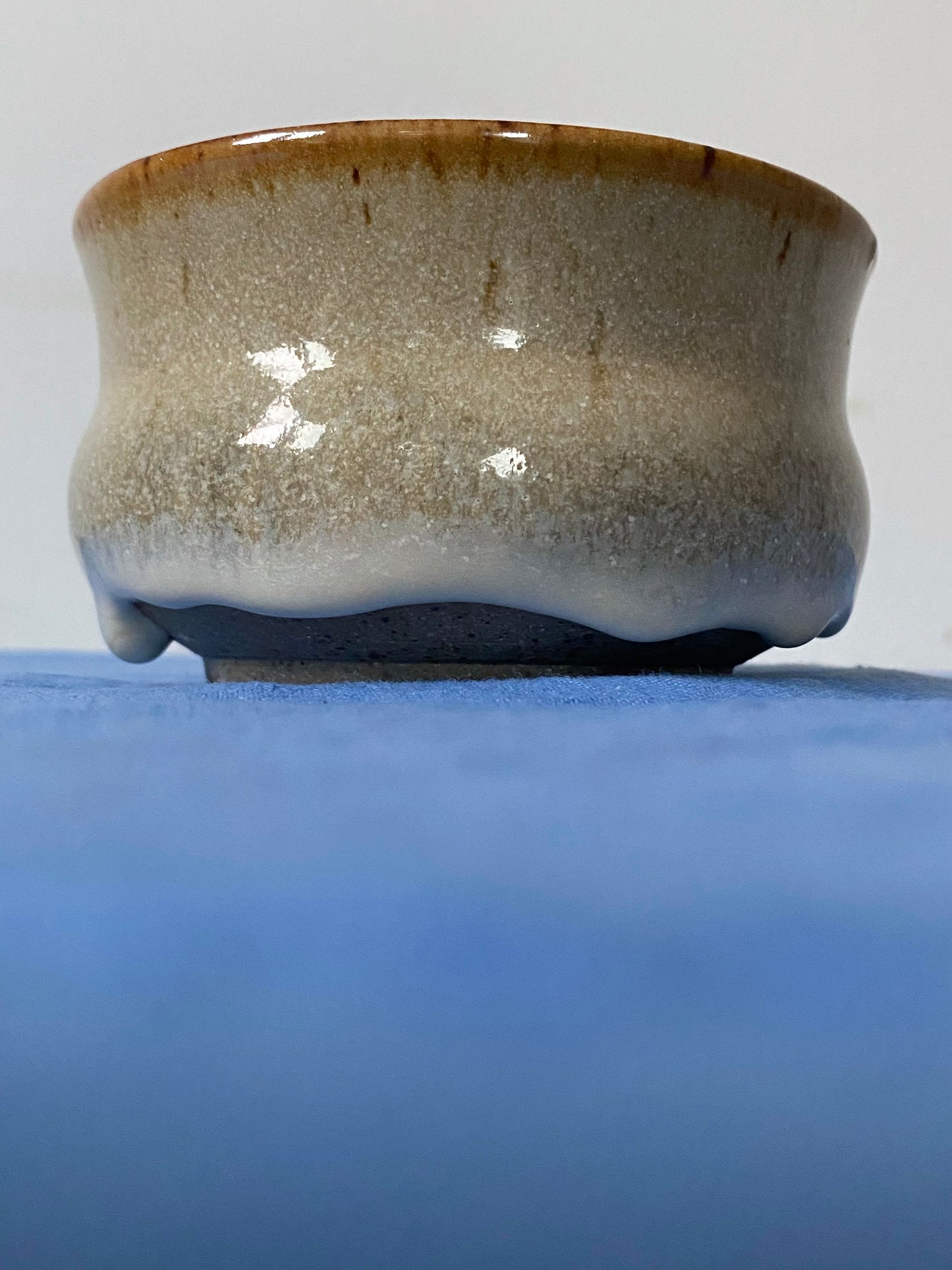 Small tea bowl with gray streaks